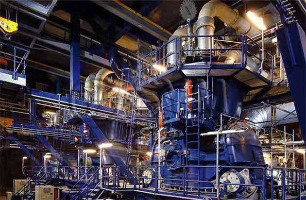 Molino vertical de carbón en planta de cemento – escena industrial de pulverización de carbón