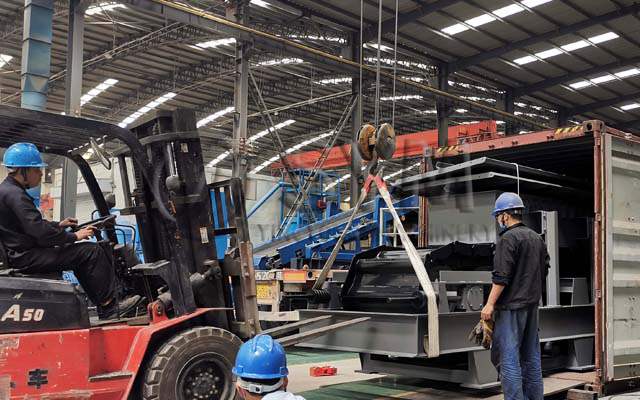 Alimentador de delantal alimentando mineral desde la tolva hacia la trituradora primaria en una mina