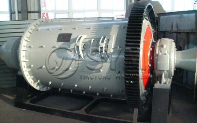 Molino de bolas cerámico en planta industrial – molienda de materias primas para porcelana y esmaltes