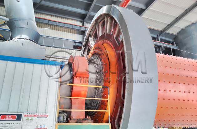 Molino de bolas de cemento industrial en planta de producción
