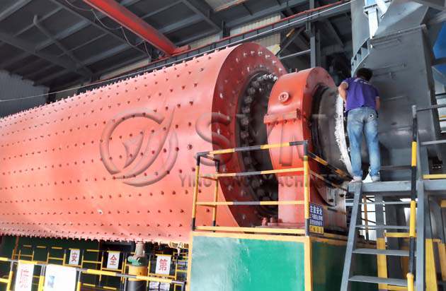 Molino de bolas de cemento industrial en planta de producción