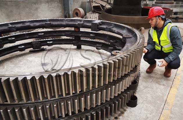 Inspección por partículas magnéticas de engranaje grande – detección de grietas superficiales