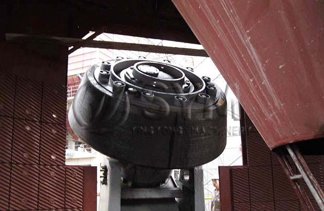 Rodillo de molienda instalado en molino vertical – escena de molienda de materiales en operación